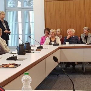 Karin diskutiert mit den Gästen