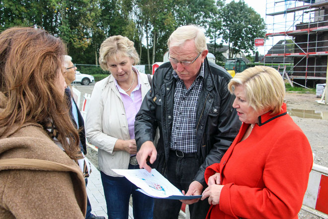 Der Aufsichtsratsvorsitzende der Wohnungsbau Wesermarsch Hans-Joachim Beckmann mit Ministerin Cornelia Rundt (rechts) und der SPD-Landtagsabgeordneten Karin Logemann.