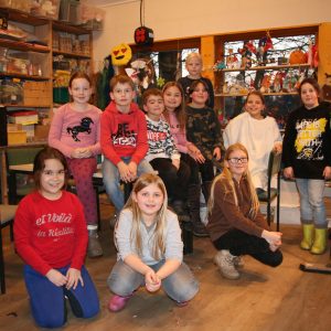Gruppe von Kindern und Jugendlichen