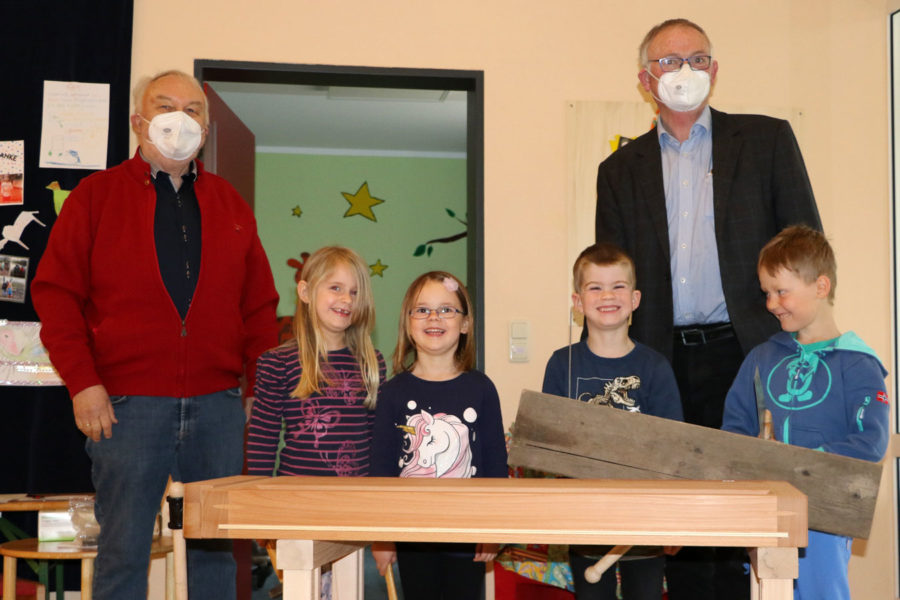 Kinder und Erwachsene mit der neuen Werkbank