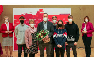 von links Karin Logemann , in der Mitte Dr. Frank Ahklhorn mit seiner Frau und 4 Kinder, rechts Susanne Mittag.