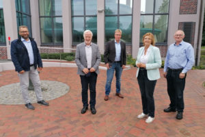 Besucher vor dem Verwaltungsgebäude